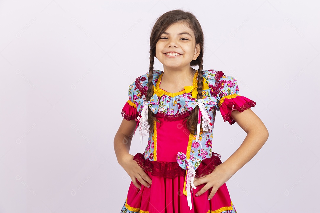 Linda criança usando roupas típicas de festa junina sobre fundo isolado