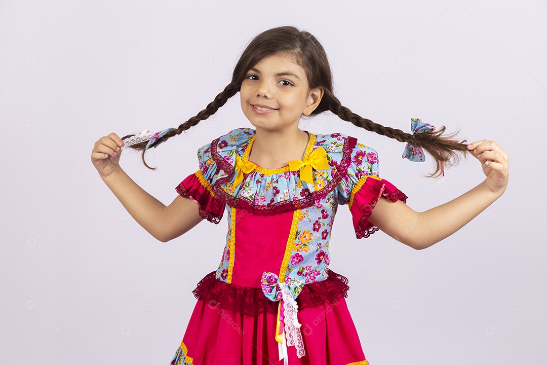 Linda criança usando roupas típicas de festa junina sobre fundo isolado