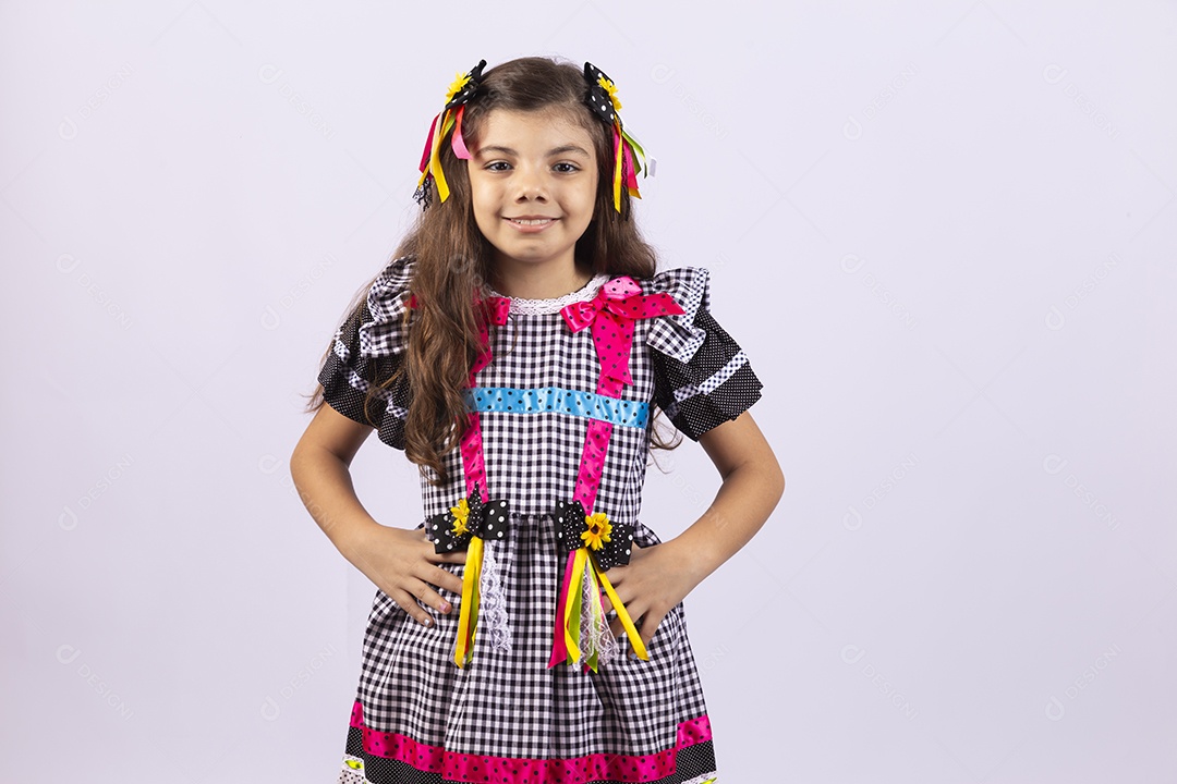 Linda criança usando roupas típicas de festa junina sobre fundo isolado