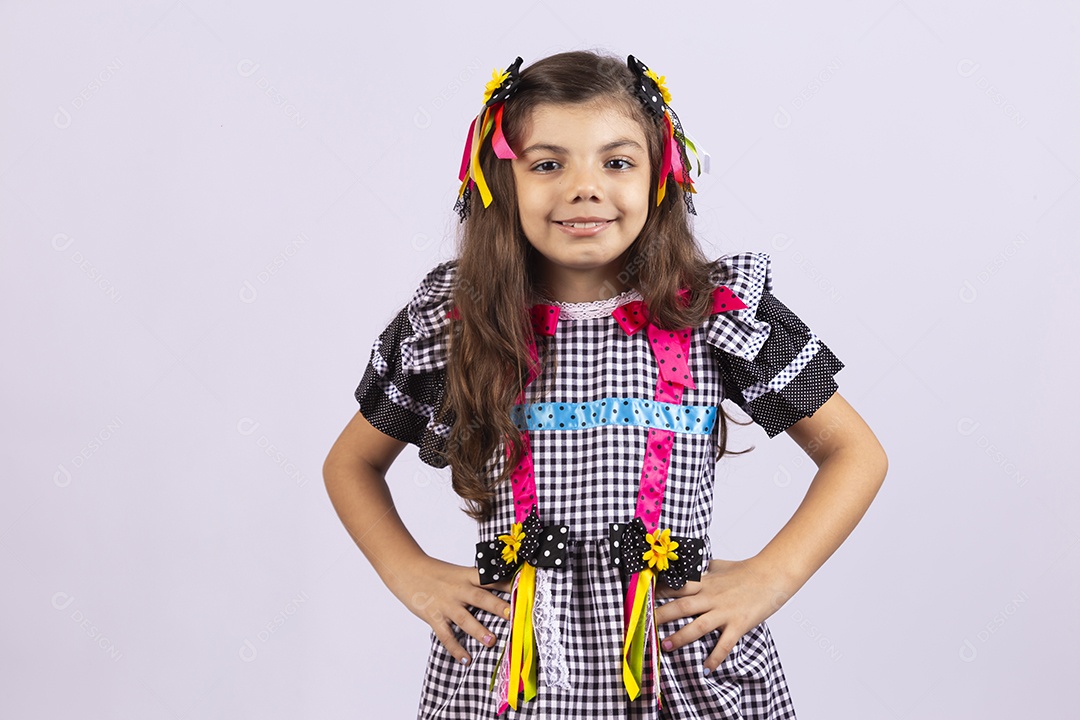 Linda criança usando roupas típicas de festa junina sobre fundo isolado