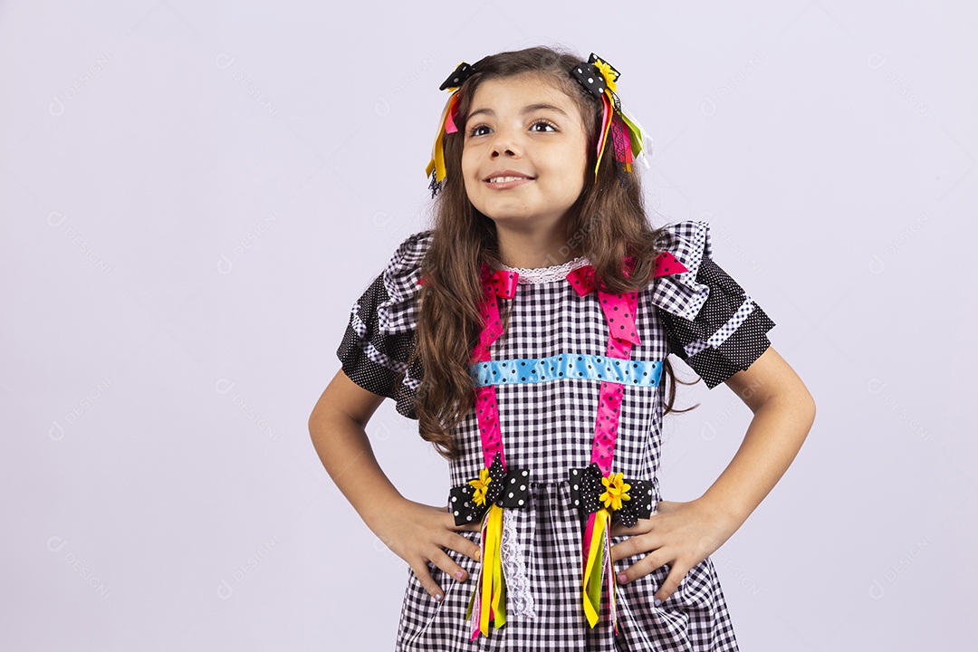 Linda criança usando roupas típicas de festa junina sobre fundo isolado