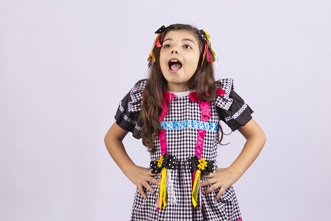 Linda criança usando roupas típicas de festa junina sobre fundo isolado