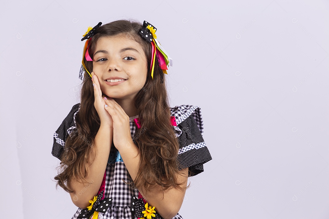 Linda criança usando roupas típicas de festa junina sobre fundo isolado