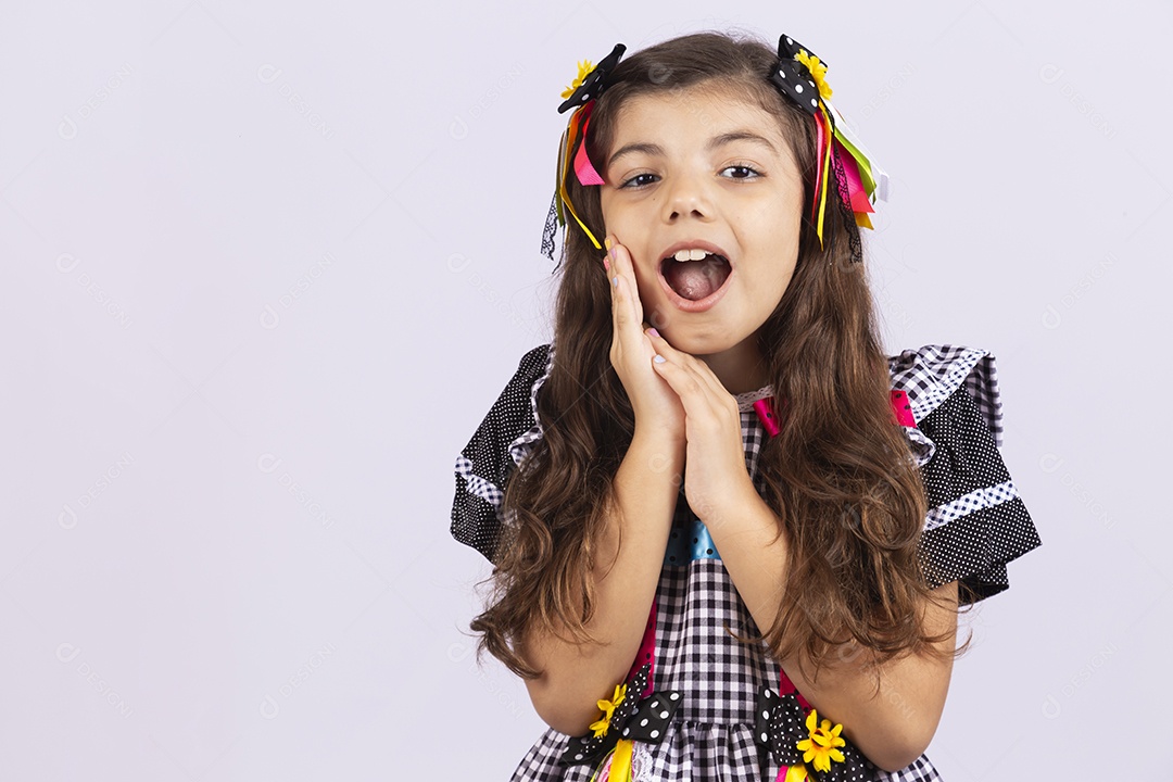 Linda criança usando roupas típicas de festa junina sobre fundo isolado