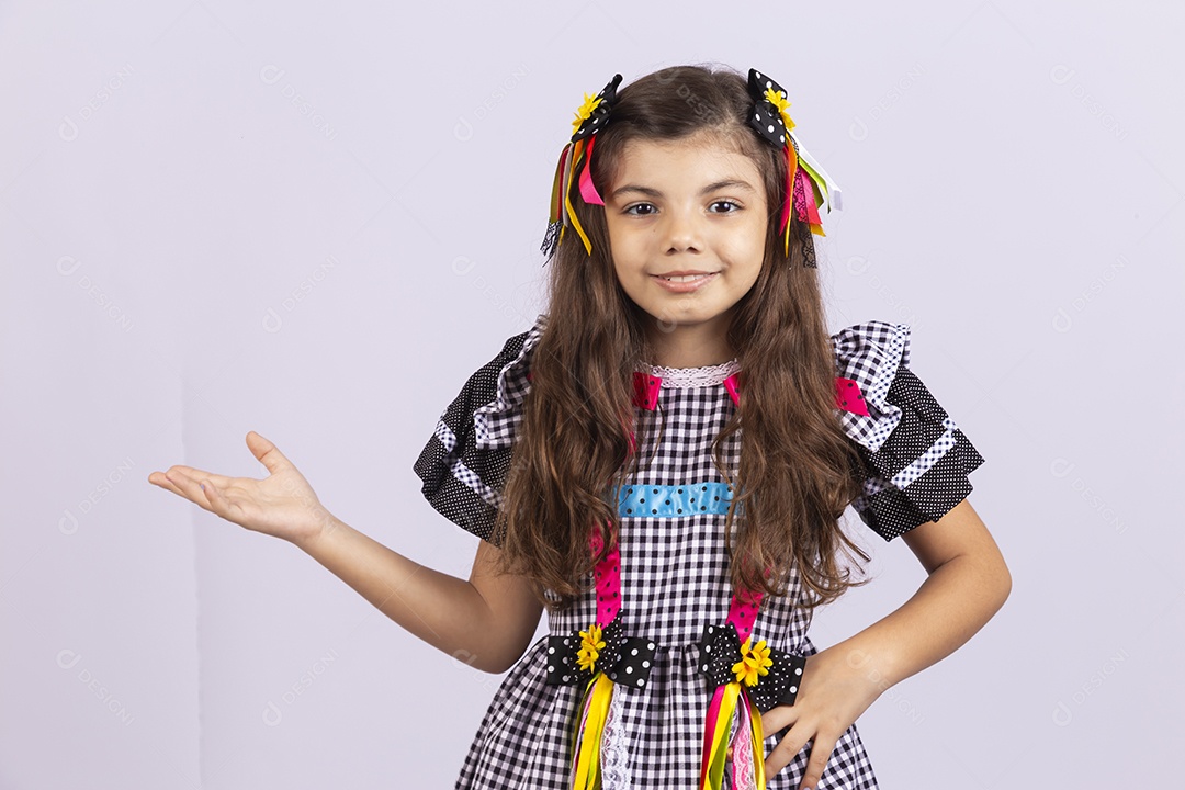 Linda criança usando roupas típicas de festa junina sobre fundo isolado