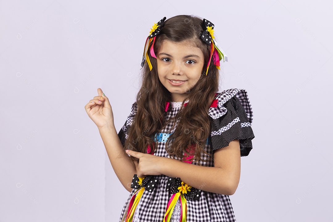 Linda criança usando roupas típicas de festa junina sobre fundo isolado