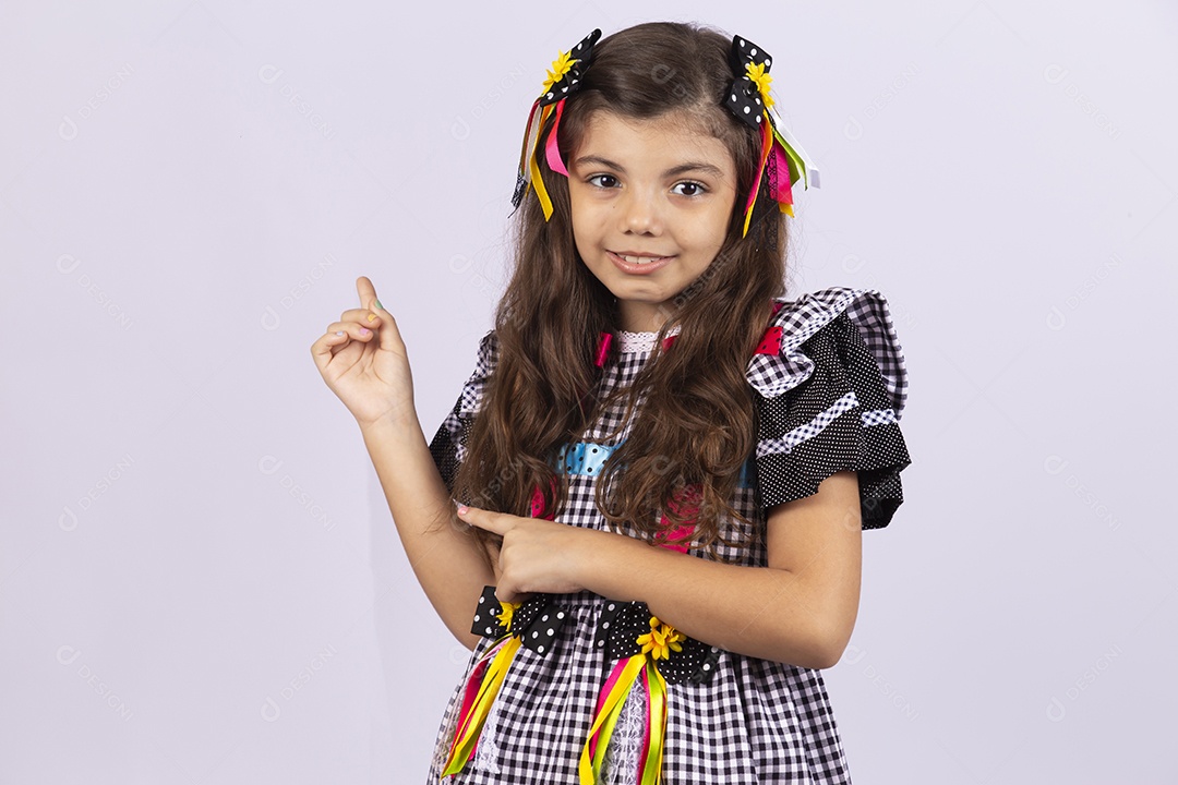 Linda criança usando roupas típicas de festa junina sobre fundo isolado