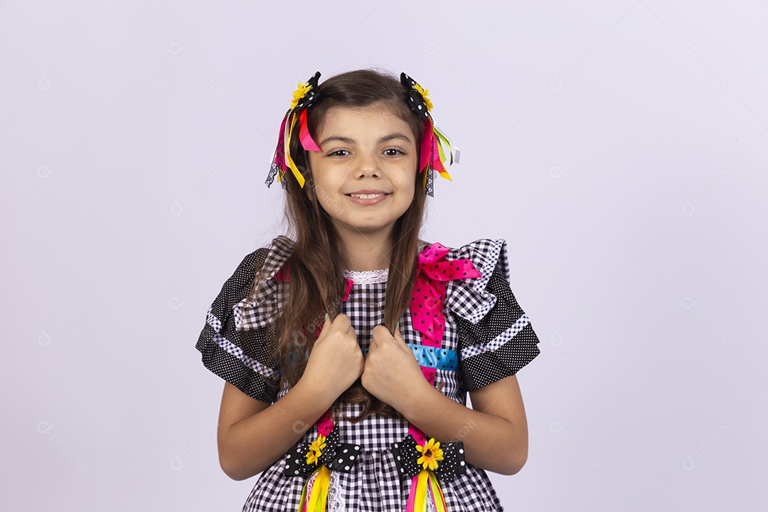 Linda garota usando roupas típicas de festa junina