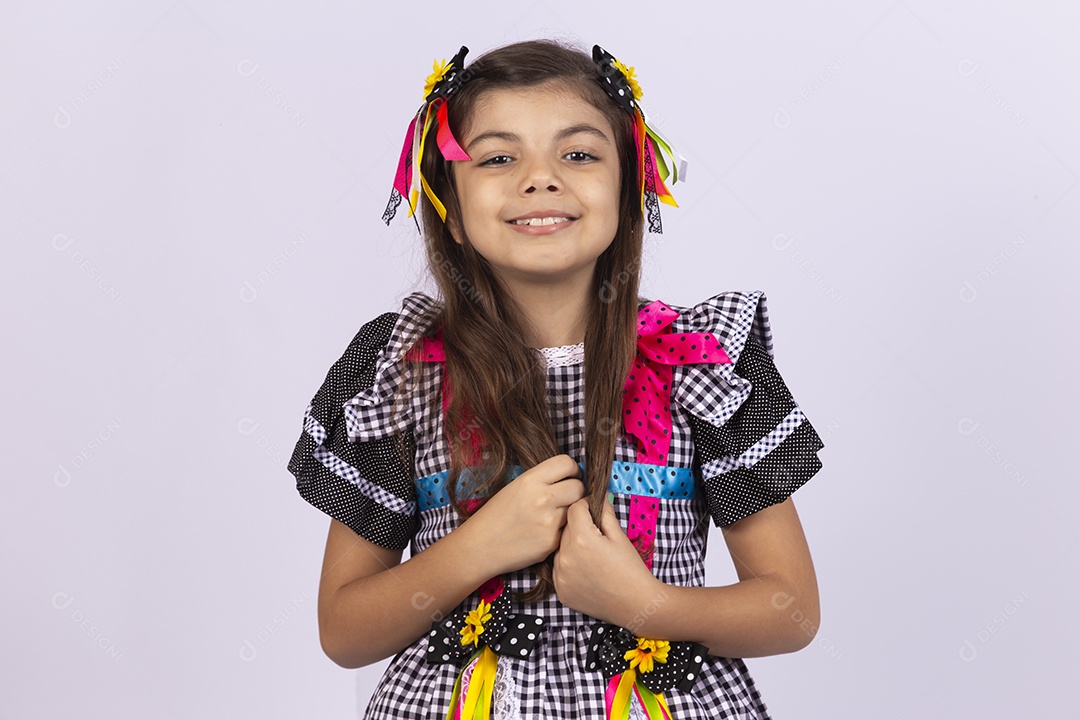 Linda criança usando roupas típicas de festa junina sobre fundo isolado