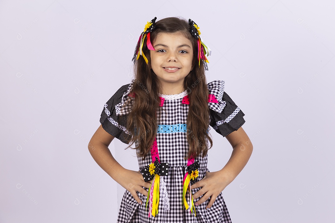 Linda garota usando roupas típicas de festa junina