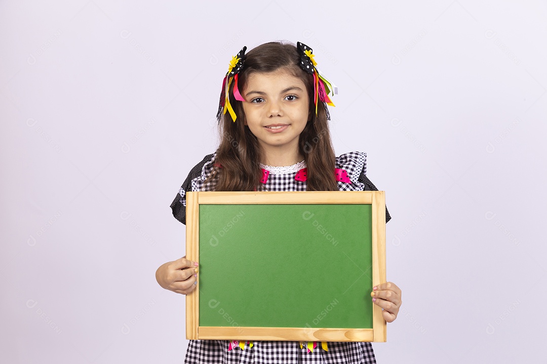 Linda criança usando roupas típicas de festa junina sobre fundo isolado