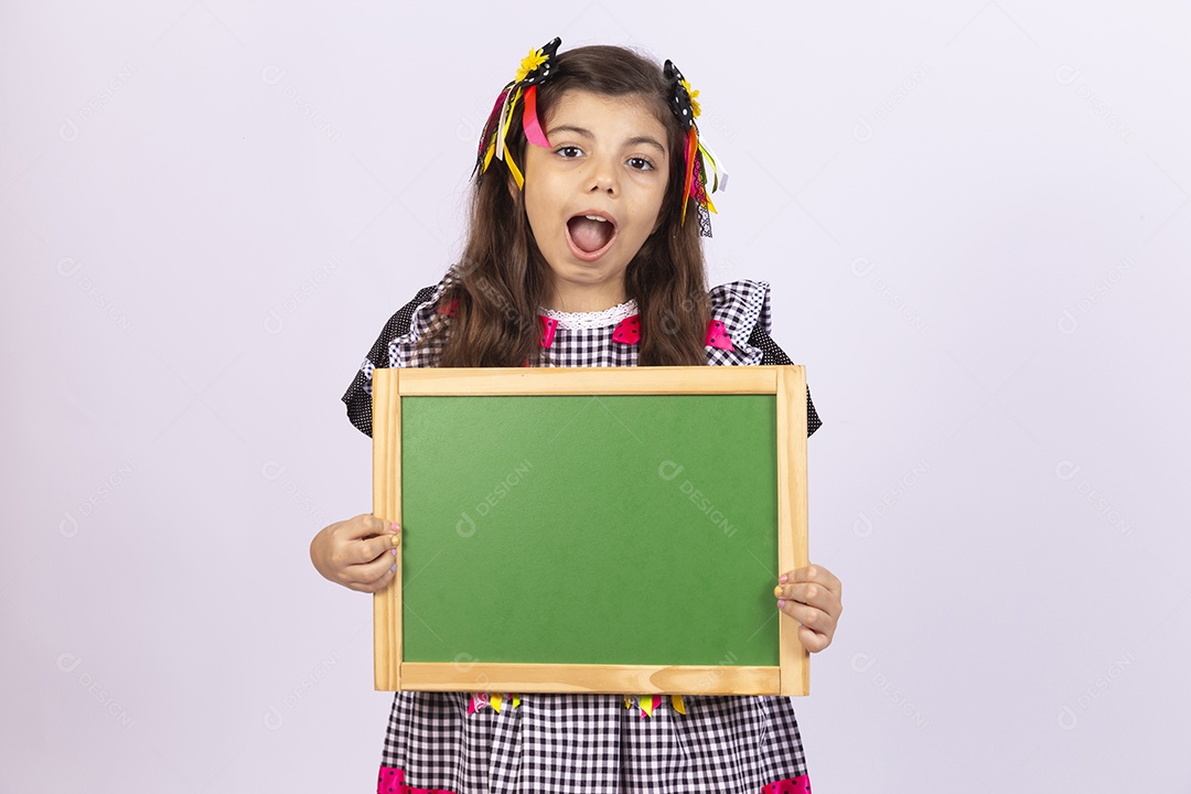 Linda criança usando roupas típicas de festa junina sobre fundo isolado