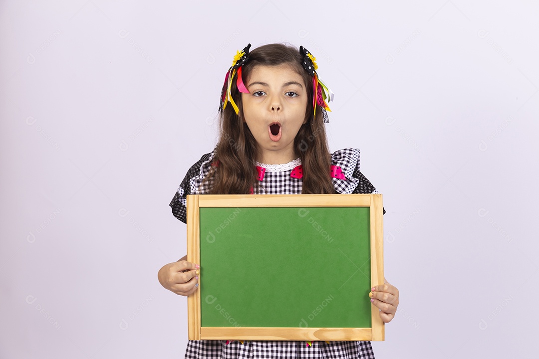 Linda criança usando roupas típicas de festa junina sobre fundo isolado