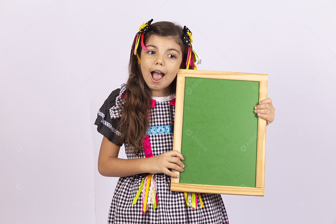 Linda criança usando roupas típicas de festa junina sobre fundo isolado