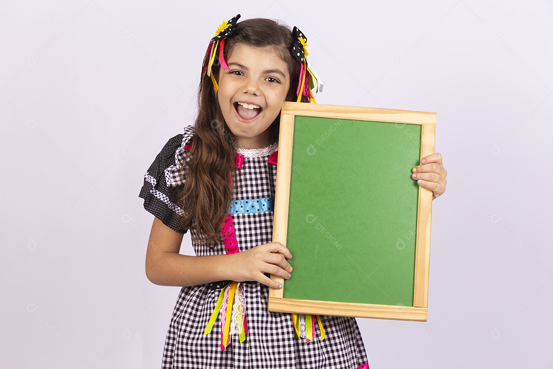 Linda criança usando roupas típicas de festa junina sobre fundo isolado