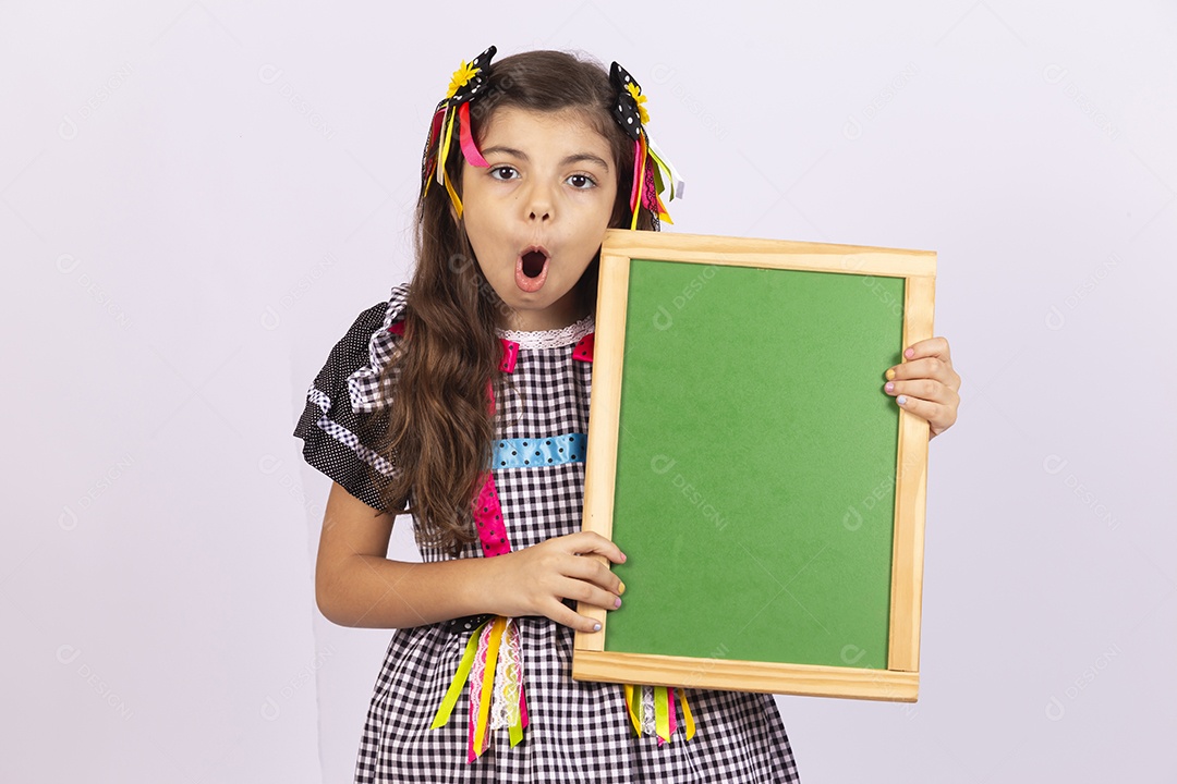 Linda criança usando roupas típicas de festa junina sobre fundo isolado