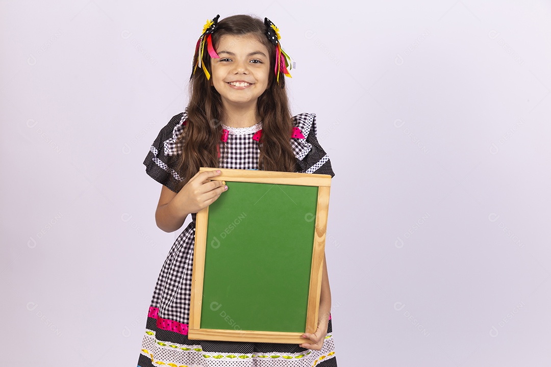 Linda criança usando roupas típicas de festa junina sobre fundo isolado