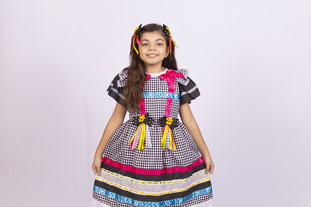Linda criança usando roupas típicas de festa junina sobre fundo isolado