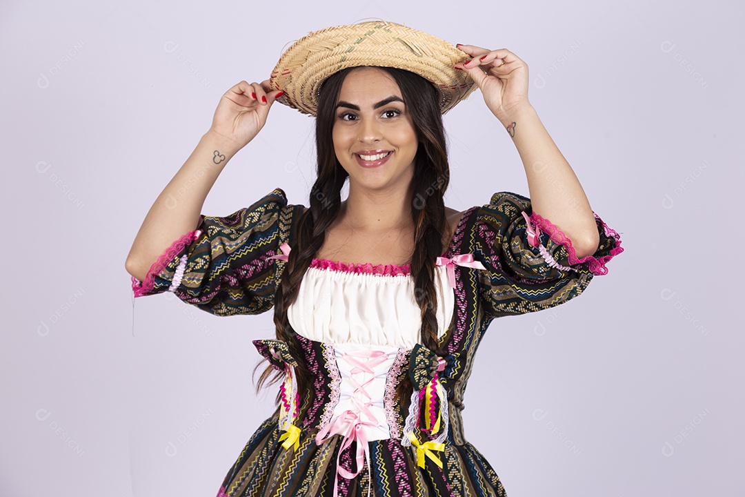 Linda mulher usando roupas típicas de festa junina sobre fundo isolado
