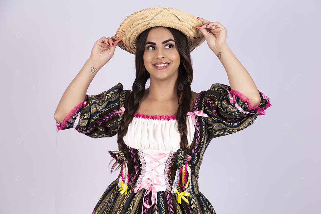 Linda mulher usando roupas típicas de festa junina sobre fundo isolado