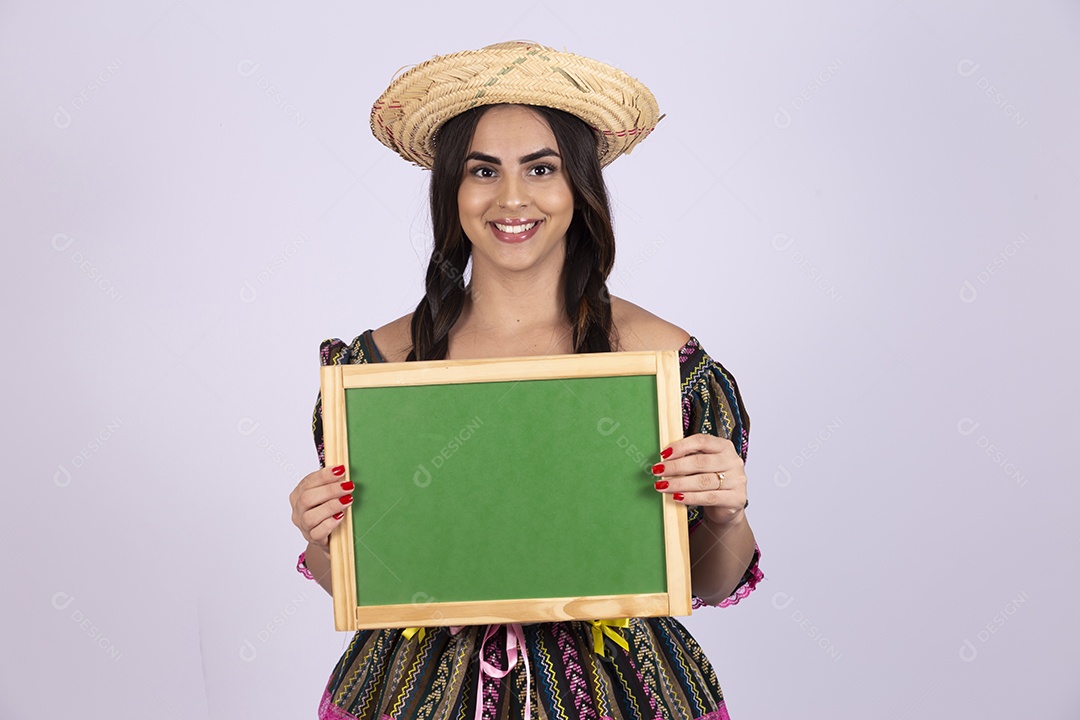 Linda mulher usando roupas típicas de festa junina sobre fundo isolado