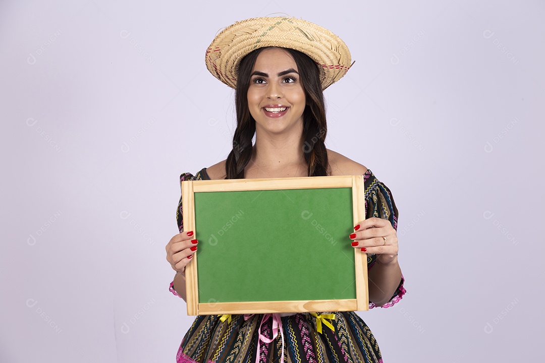 Linda mulher usando roupas típicas de festa junina sobre fundo isolado