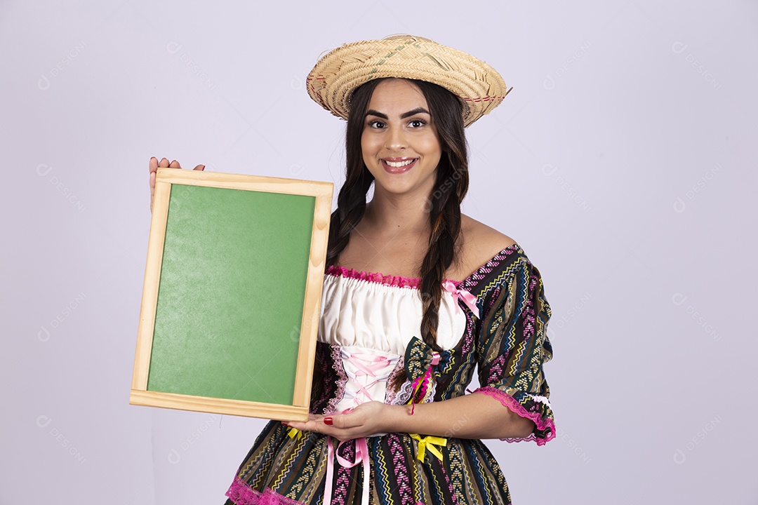 Linda mulher usando roupas típicas de festa junina sobre fundo isolado