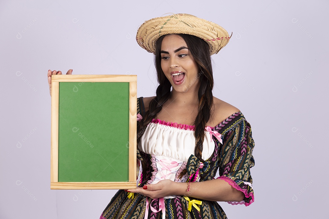 Linda mulher usando roupas típicas de festa junina sobre fundo isolado