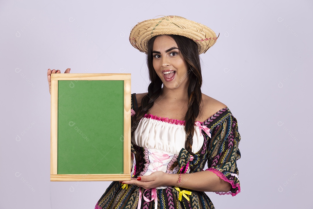 Linda mulher usando roupas típicas de festa junina sobre fundo isolado