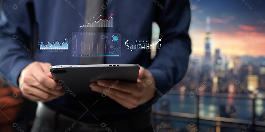 Homem jovem empresário mexendo em seu celular smartphone