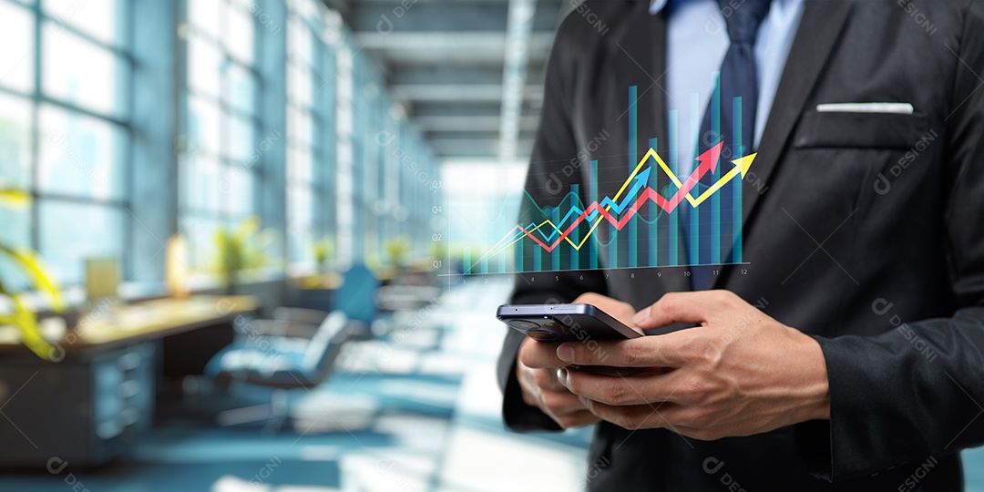 Homem jovem empresário mexendo em seu celular smartphone