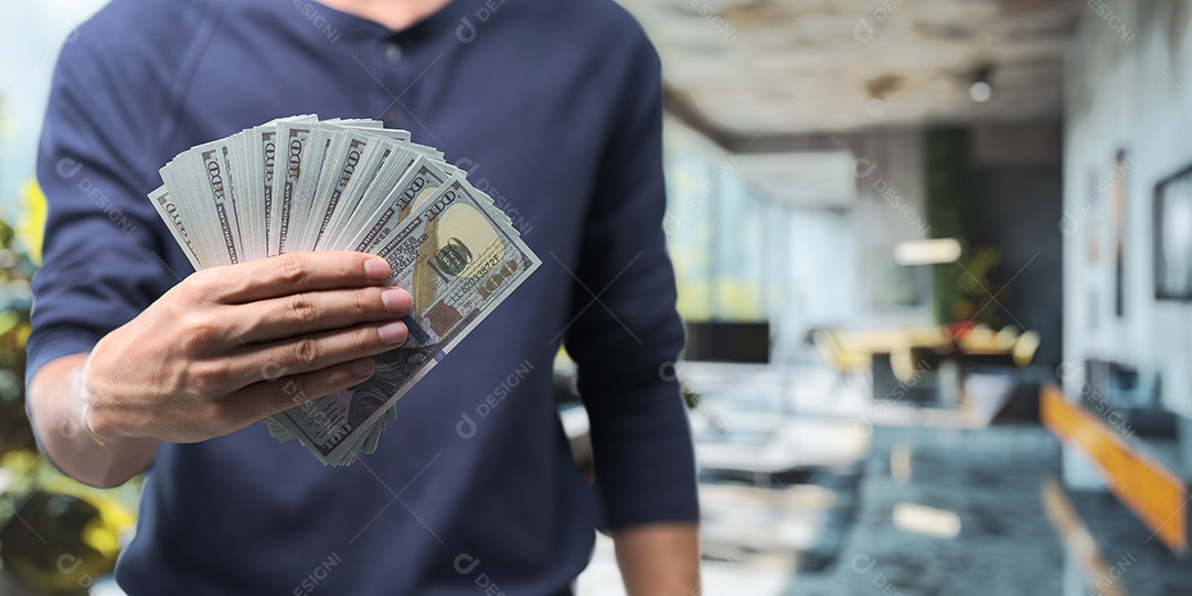 Homem jovem empresário mexendo em seu celular smartphone