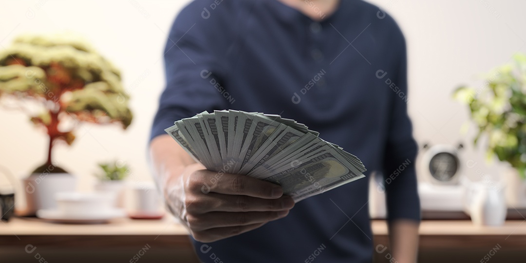 Homem jovem empresário mexendo em seu celular smartphone