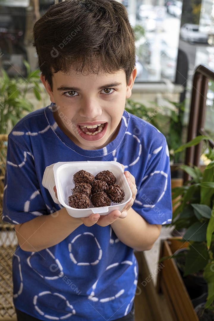 Criança sorrindo com brigadeiro