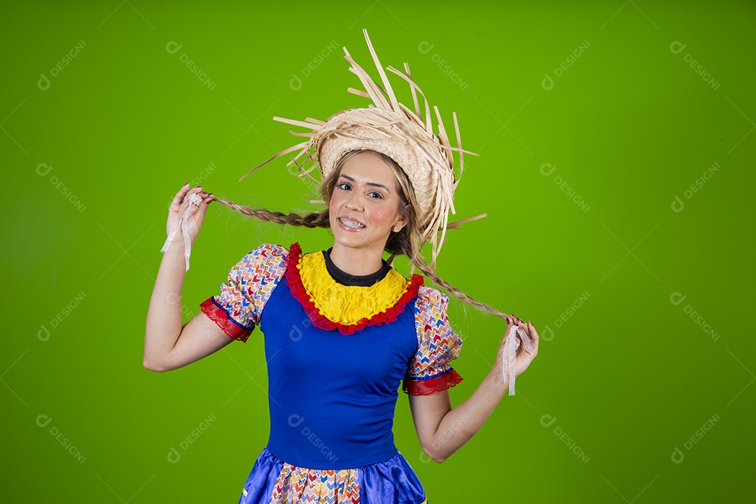 Linda mulher jovem usando roupas típicas de festa junina