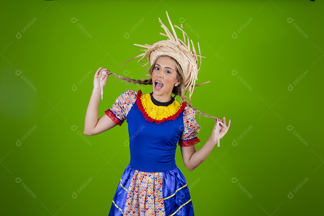 Linda mulher jovem usando roupas típicas de festa junina