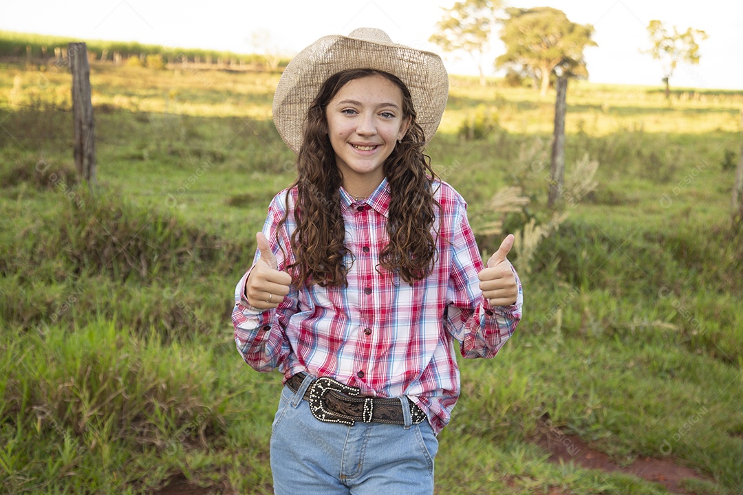 Menina jovem fazendeira sobre fazenda