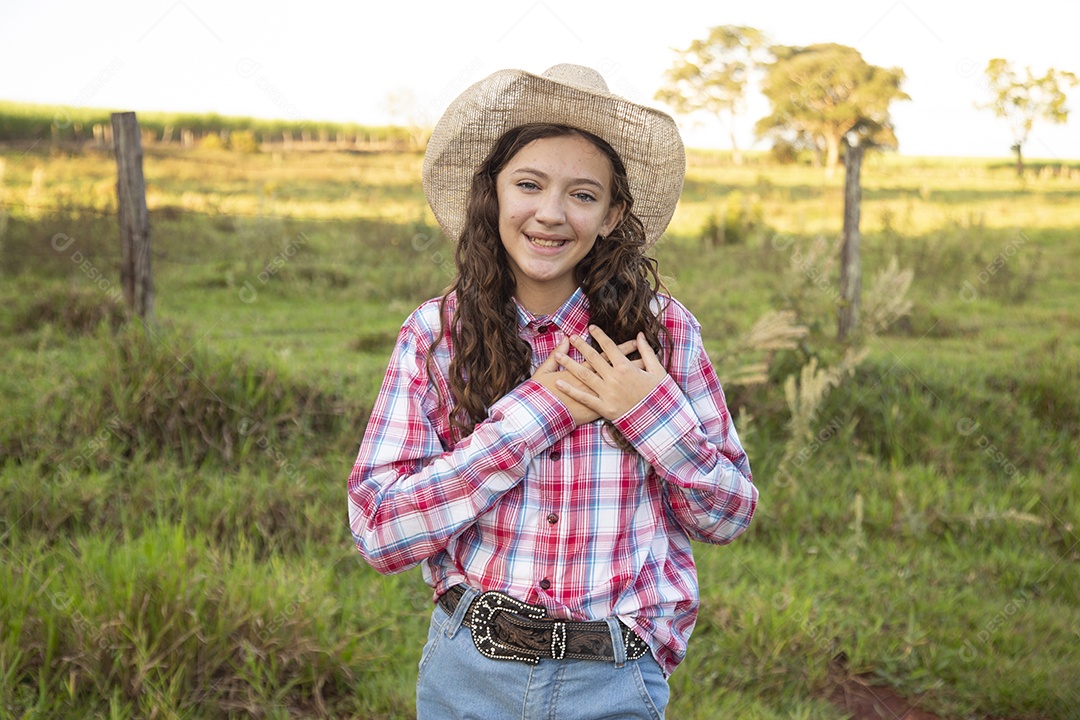 Menina jovem fazendeira sobre fazenda