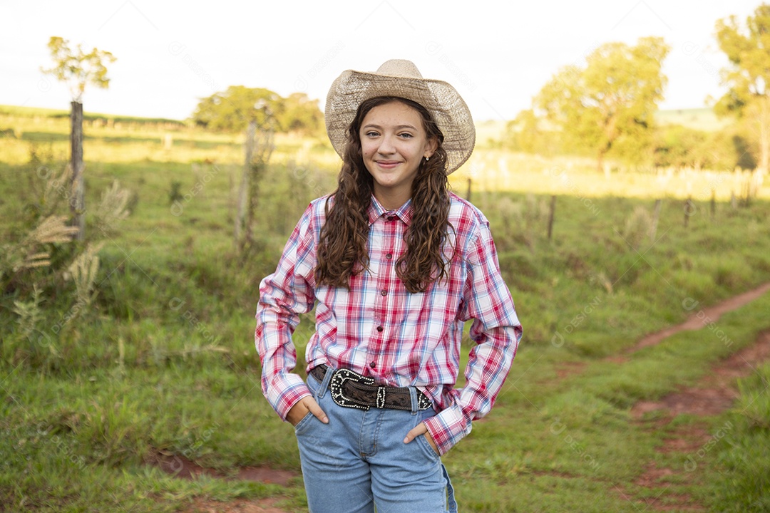 Menina jovem fazendeira sobre fazenda