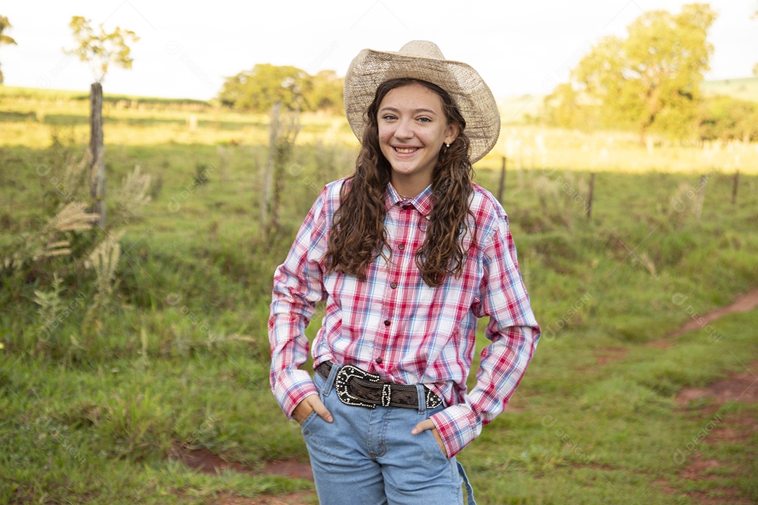 Menina jovem fazendeira sobre fazenda