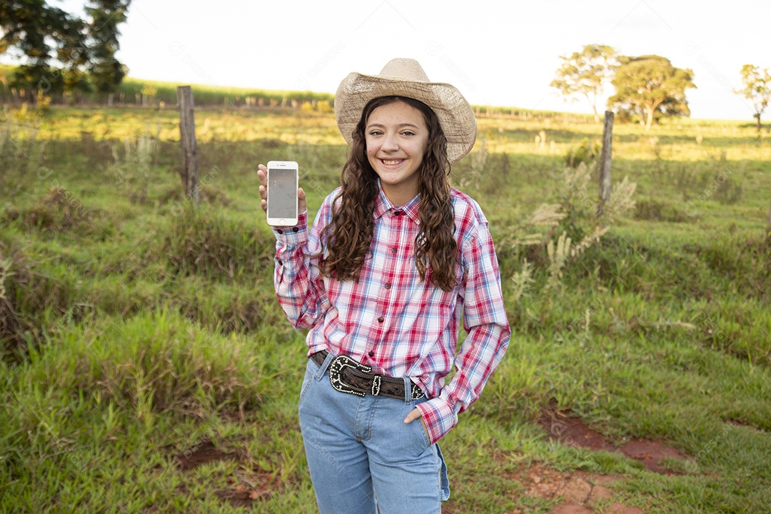 Menina jovem fazendeira sobre fazenda