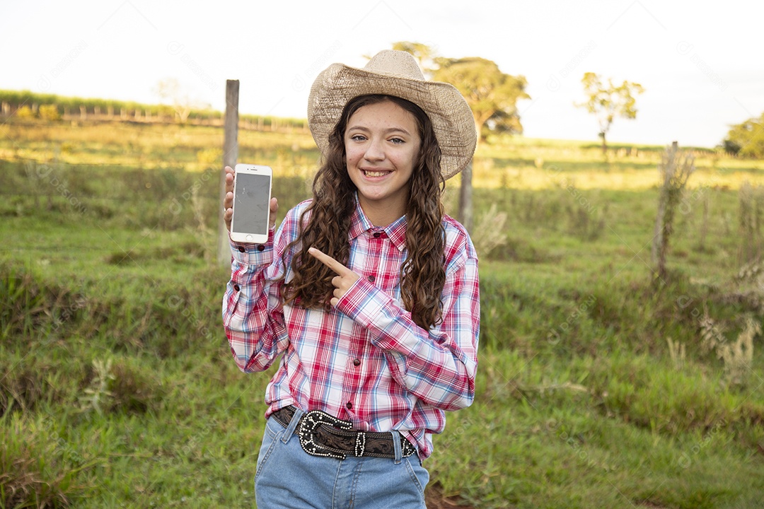 Mulher jovem fazendeira sobre fazenda