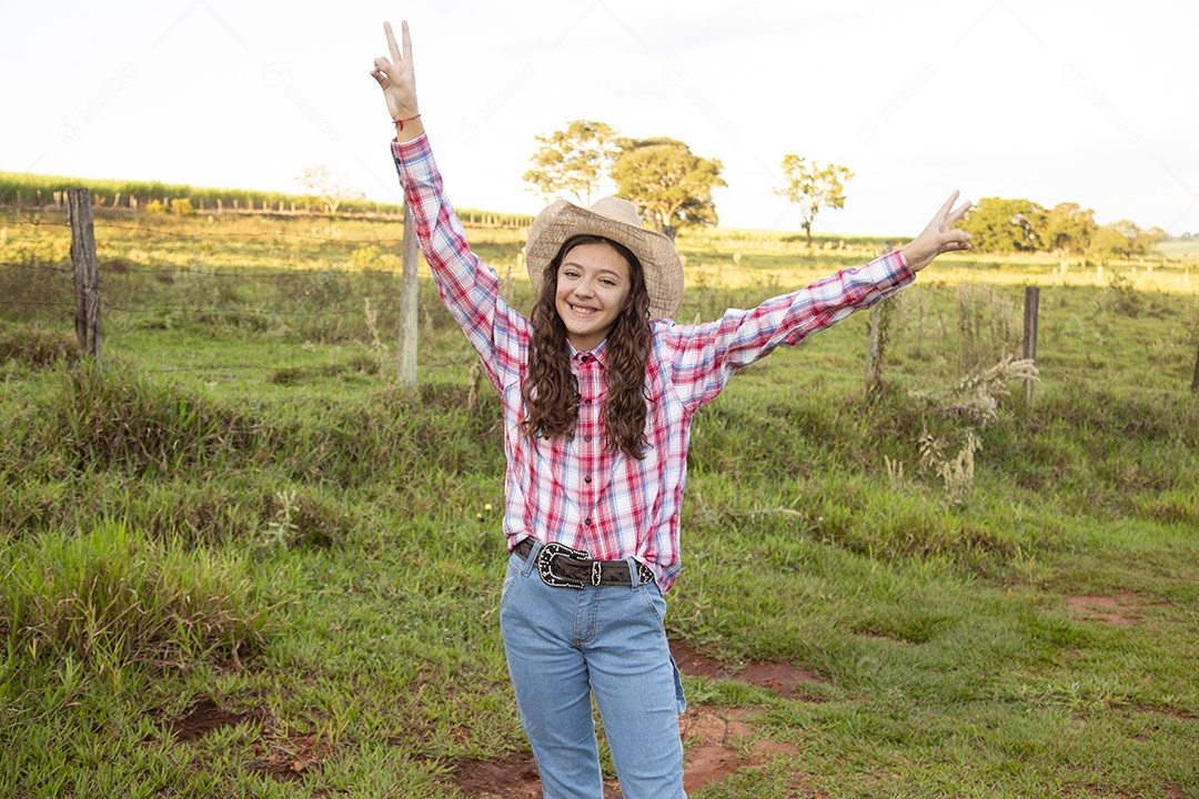 Mulher jovem fazendeira sobre fazenda
