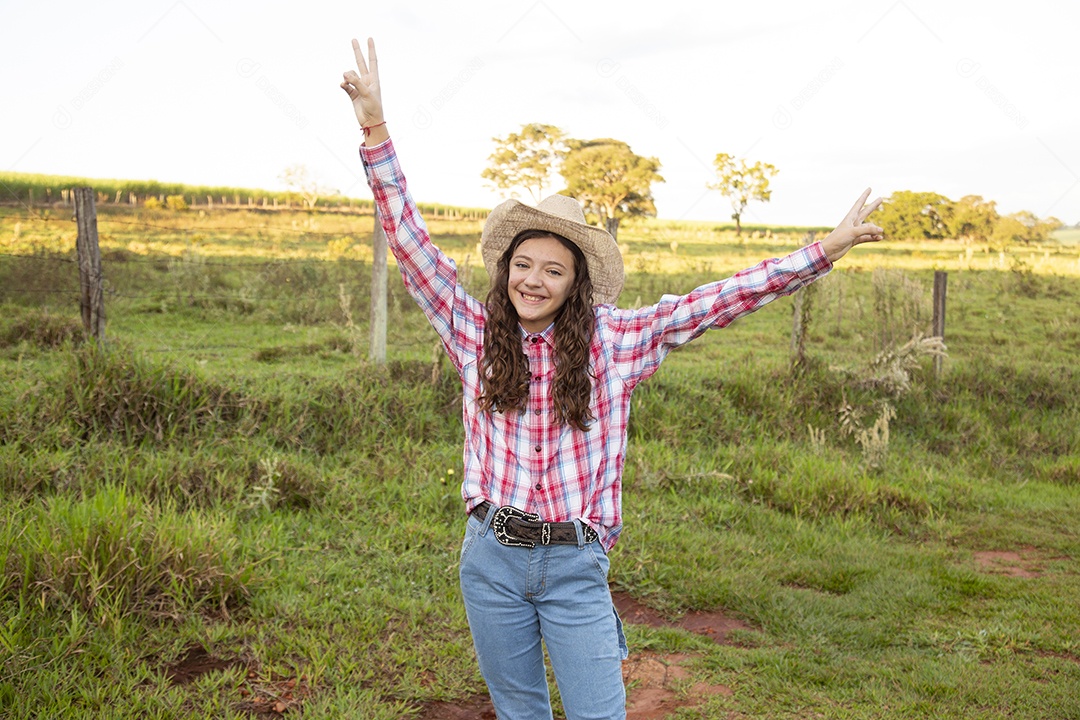 Linda mulher jovem sobre fazenda