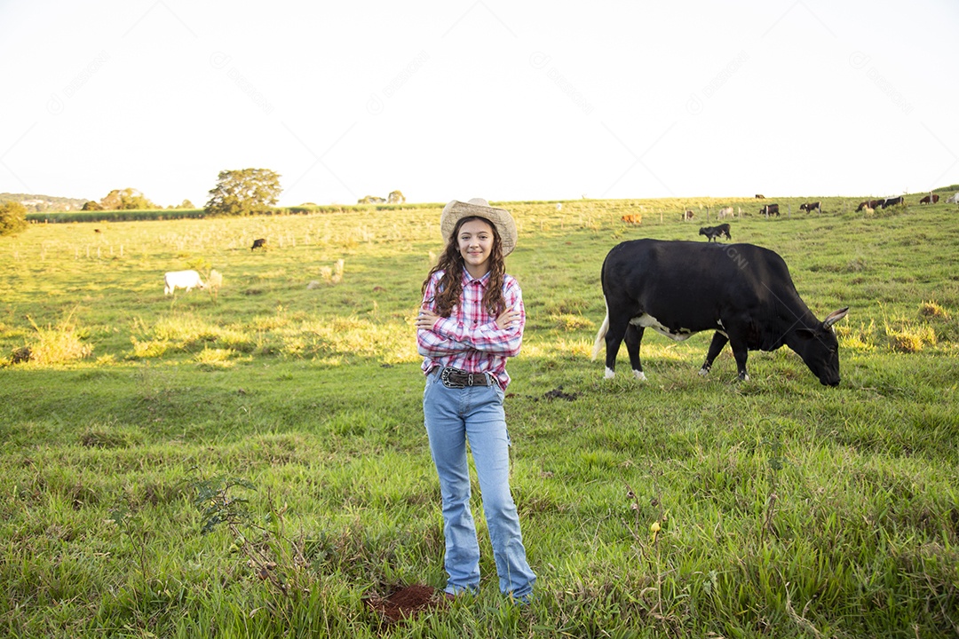 Mulher jovem fazendeira sobre fazenda