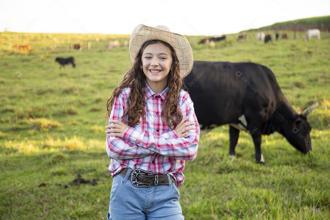 Mulher jovem fazendeira sobre fazenda