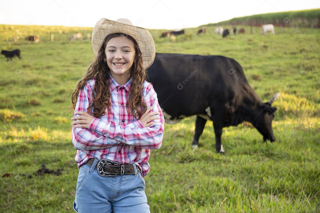 Mulher jovem fazendeira sobre fazenda