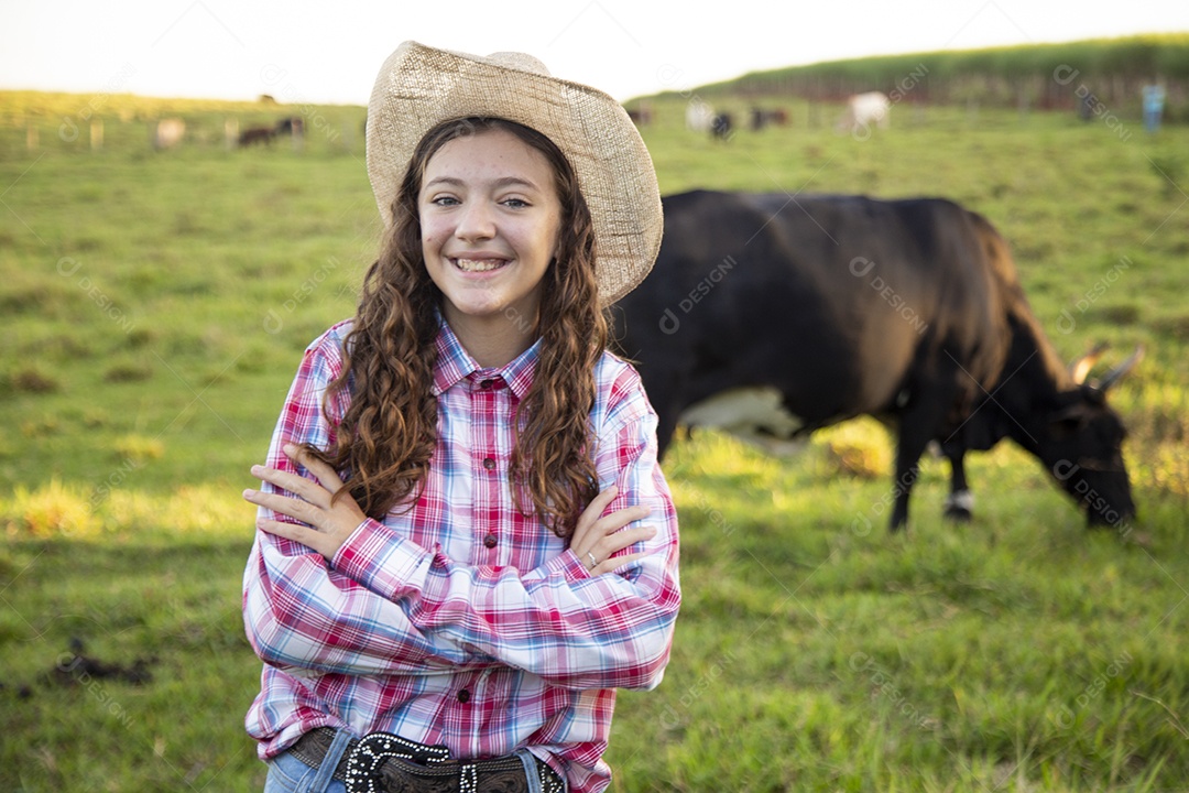 Mulher jovem fazendeira sobre fazenda