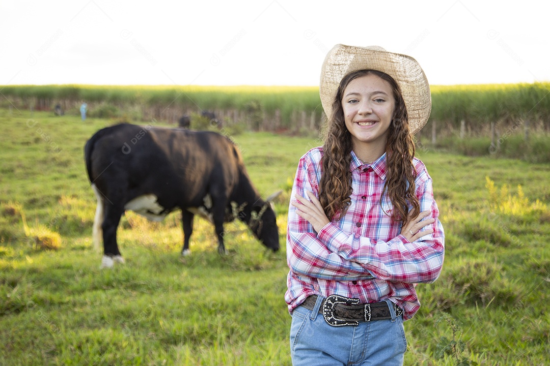 Mulher jovem fazendeira sobre fazenda