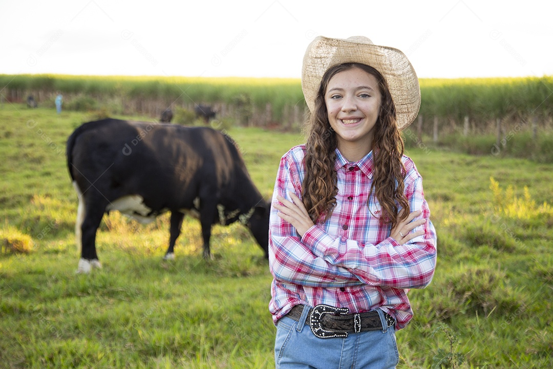 Mulher jovem fazendeira sobre fazenda